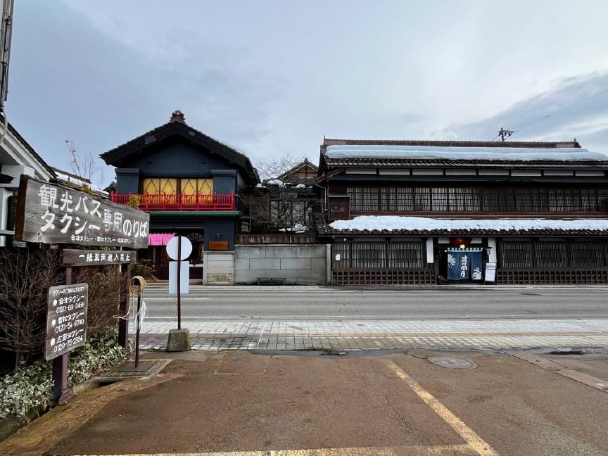店舗向かい側で移動も楽々