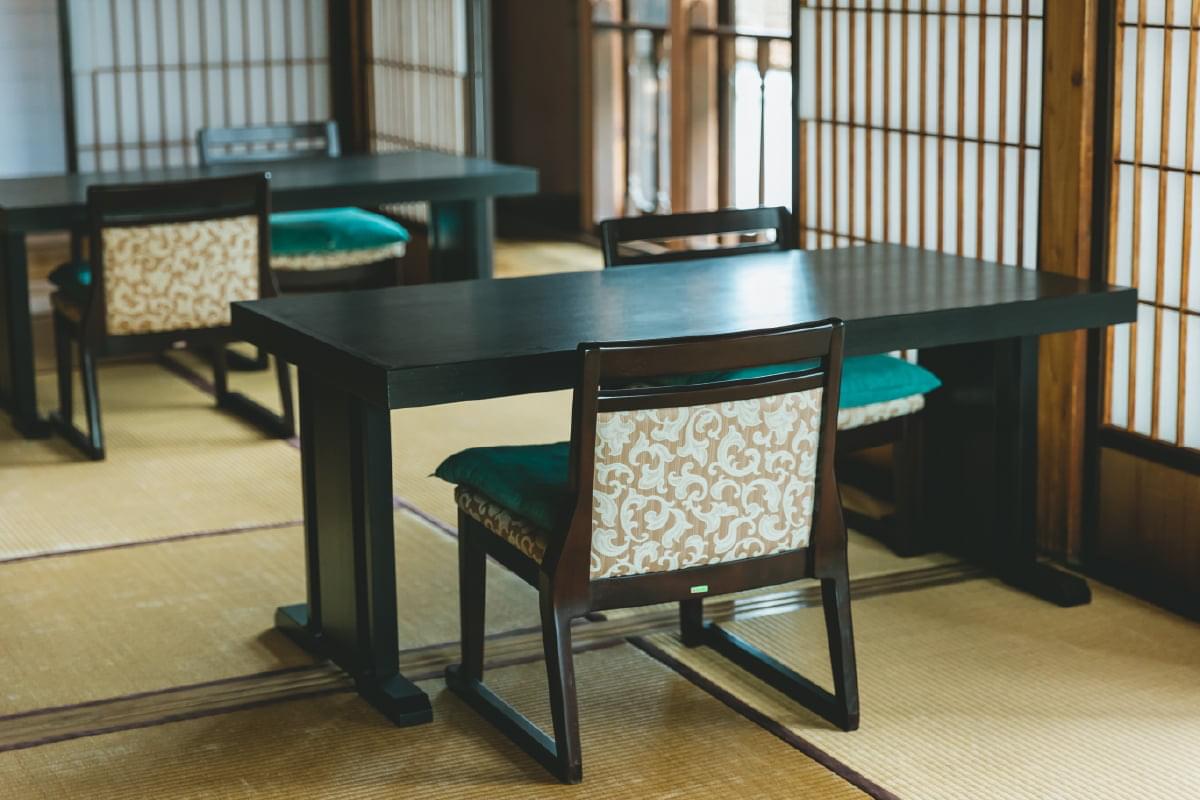 テーブル、椅子席