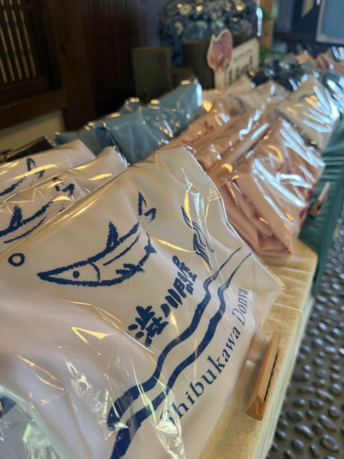 ニシンのイラストと澁川問屋のロゴをあしらったTシャツ